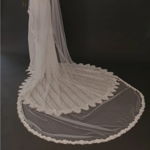 Untamed Petal Edwin Veil Cathedral Lace Mantilla NWT - Picture 2 of 5